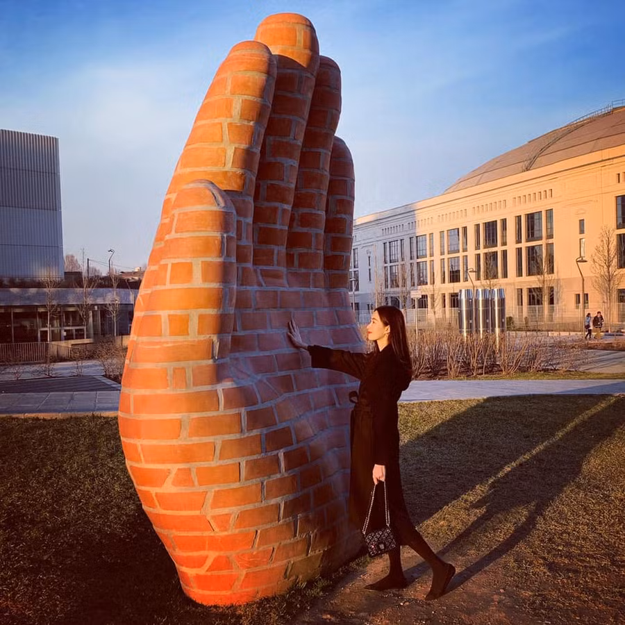 dang thu thao: nang hoa hau so huu tu do khong co gi ngoai trang va den - 15