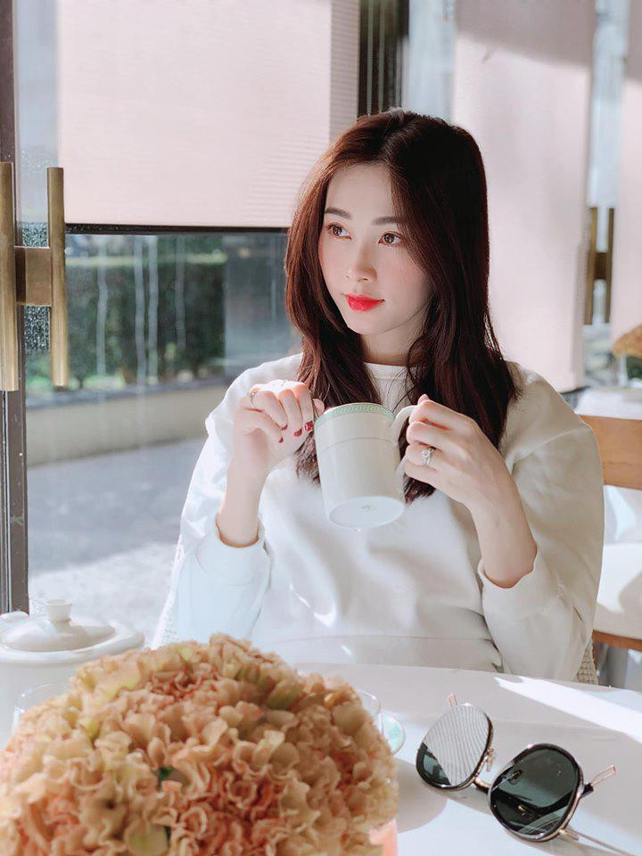 Mở tủ đồ của Hoa hậu Đặng Thu Thảo, ai cũng bất ngờ vì thấy điều này ảnh 3 dang thu thao: nang hoa hau so huu tu do khong co gi ngoai trang va den - 3