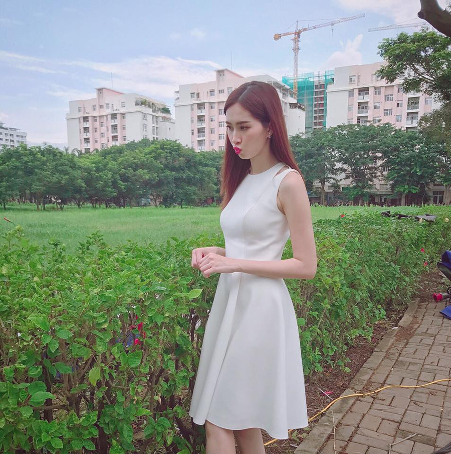 Mở tủ đồ của Hoa hậu Đặng Thu Thảo, ai cũng bất ngờ vì thấy điều này ảnh 5 dang thu thao: nang hoa hau so huu tu do khong co gi ngoai trang va den - 5