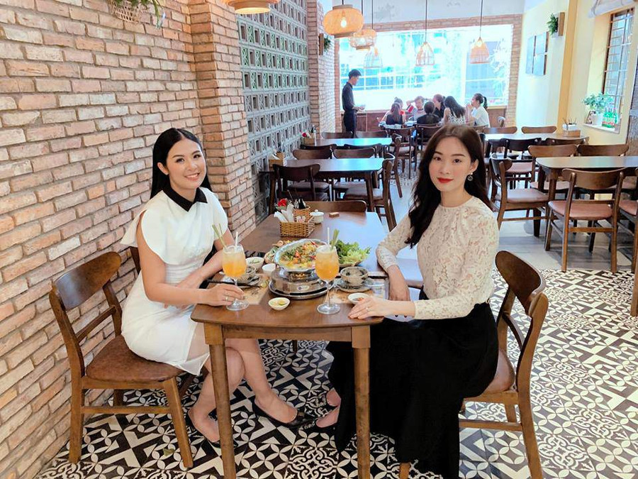 Mở tủ đồ của Hoa hậu Đặng Thu Thảo, ai cũng bất ngờ vì thấy điều này ảnh 13 dang thu thao: nang hoa hau so huu tu do khong co gi ngoai trang va den - 13