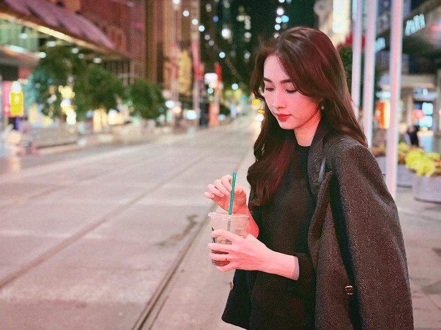 Mở tủ đồ của Hoa hậu Đặng Thu Thảo, ai cũng bất ngờ vì thấy điều này ảnh 14 dang thu thao: nang hoa hau so huu tu do khong co gi ngoai trang va den - 14