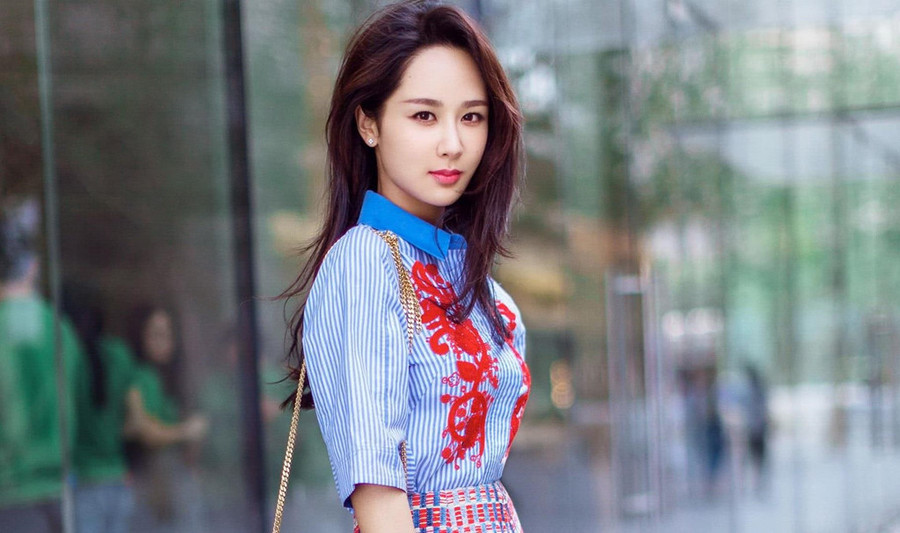 Dương Tử có cơ hội bứt phá bằng những vai nữ chính và thứ chính trong loạt tác phẩm ăn khách như Chiến Trường Sa,Hoan lạc tụng, Tru Tiên: Thanh Vân chí, Yangko Dance, Bạch Xà truyện, Hương mật tựa khói sương... Cô từng được đề cử ở hàng mục Nữ diễn viên chính xuất sắc ở dòng phim cổ trang tại lễ trao giải Hoa Đỉnh với vai diễn trong Hương mật tựa khói sương. Ở tuổi 27, Dương Tử được đánh giá là một trong những hoa đán 9X hàng đầu hiện nay của làng giải trí Hoa ngữ. Nhung sao nhi
