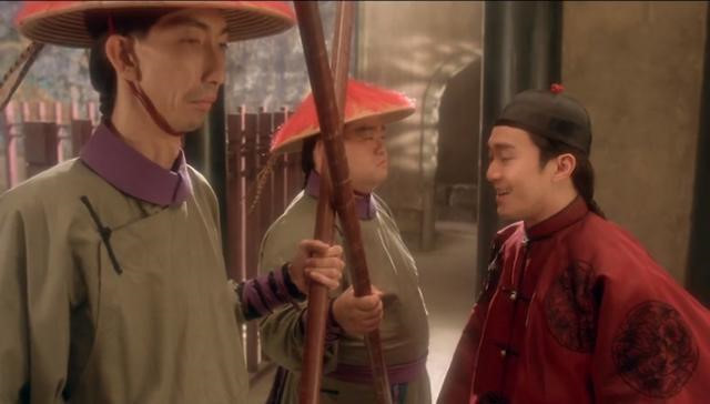 Diễn viên cao 1,9 m của "Lộc Đỉnh Ký 1998" làm bảo vệ ở chợ ảnh 1 Dien vien cao 1,9 m cua