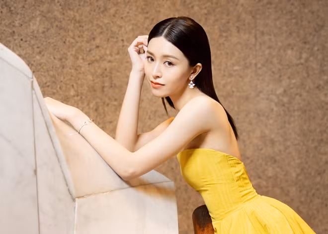 Thiên long bát bộ 2019 do đạo diễn Vu Quang Vinh cầm trịch. Phim hé lộ tạo hình nhân vật màu mè, sến súa, che hết nhan sắc của dàn diễn viên. Trong khi đó, từ "Thần tiên tỷ tỷ" Văn Vịnh San đến "Khang Mẫn" Chu Châu hay "Đao Bạch Phượng" Từ Đông Đông đều có thân hình gợi cảm, phong cách bốc lửa. Nhan sac goi cam cua dan sao nu