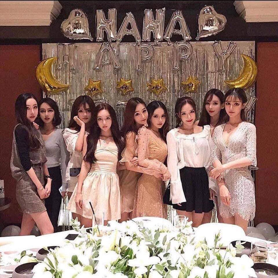 9 cô bạn thân khoe ảnh chụp cùng xinh như mộng, dân mạng nhìn kỹ chỉ thấy giống như 1 giọt nước - Ảnh 1. 9 cô bạn thân khoe ảnh chụp cùng xinh như mộng, dân mạng nhìn kỹ chỉ thấy giống như 1 giọt nước - Ảnh 1.