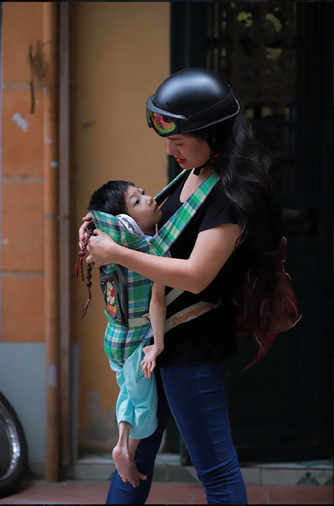 Minh Cúc một mình chăm con suốt 9 năm qua. Cuoc doi lan dan, nuoi con bai nao cua dien vien