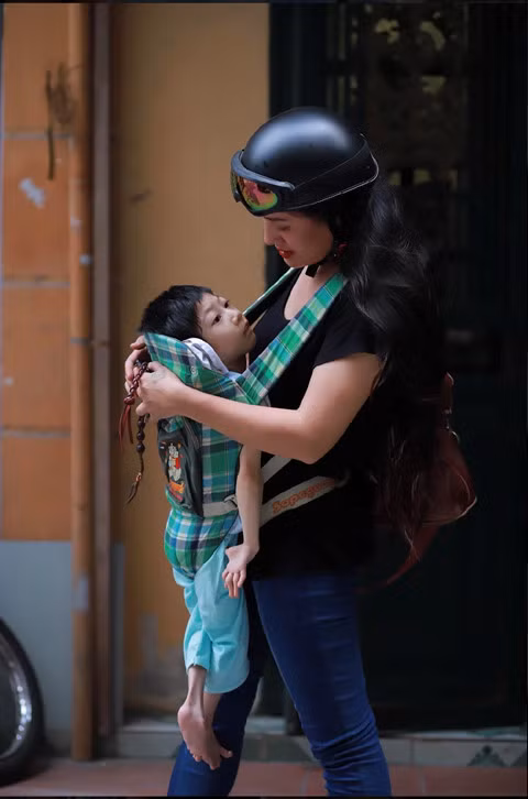 Minh Cúc một mình chăm con suốt 9 năm qua. Cuoc doi lan dan, nuoi con bai nao cua dien vien