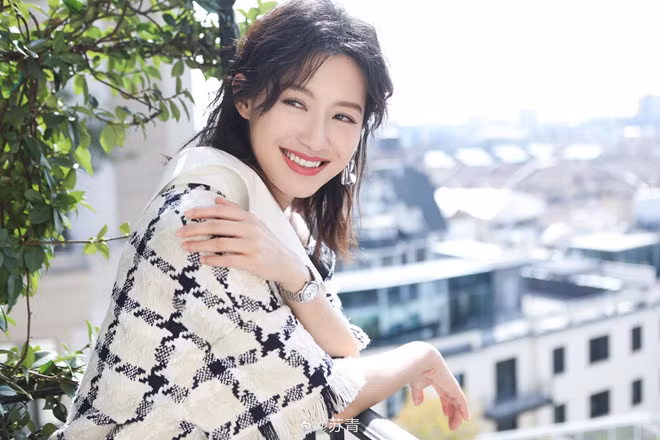 Tô Thanh sinh năm 1989, từng gây ấn tượng với vai phản diện Nhĩ Tình trong Diên Hi công lược. Tô Thanh còn đóng Lâm Triều Anh trong Thần điêu đại hiệp 2019. Trong phim cô vào vai A Châu si tình. Nhan sac goi cam cua dan sao nu