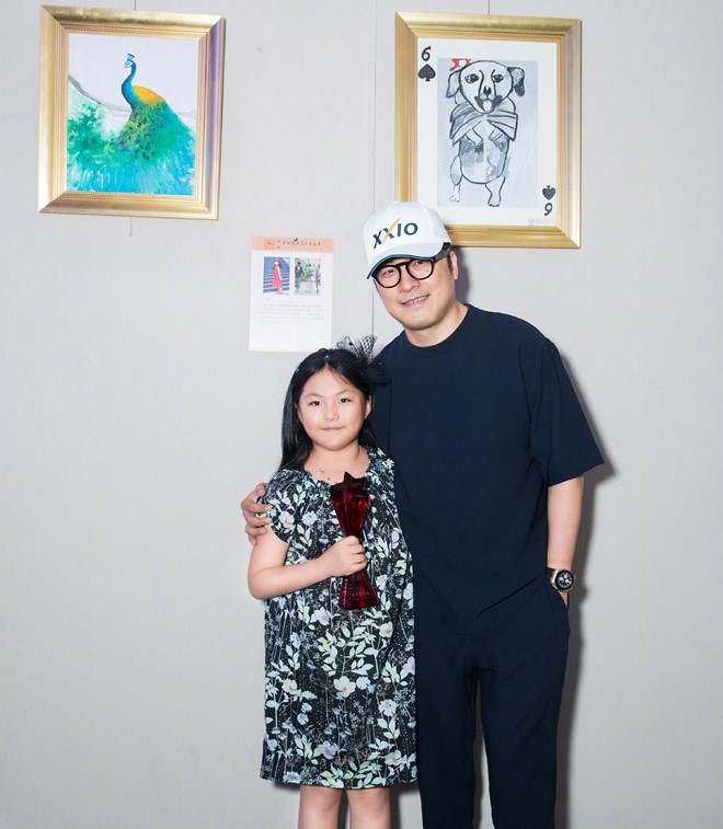 Nữ MC không quan tâm ý kiến của người ngoài mà tiếp tục "phú dưỡng" chiều chuộng con gái. Ngoài ra, Lý Tương có tham vọng đào tạo cho con gái trở thành người toàn năng. Cô bé được cho đi học hội họa, đàn dương cầm, học tiếng Anh từ khi còn nhỏ. Cuoc song phu day hang hieu cua con gai MC quyen luc Trung Quoc hinh anh 8