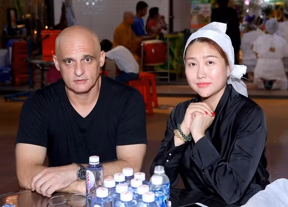 Anh nán lại rất lâu để an ủi vợ cũ sớm vượt qua cú sốc này.