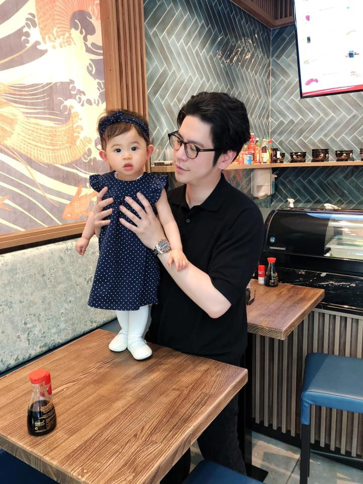 Mai Hồ khoe con gái xinh như búp bê, thừa nhận đến cái tóc cũng giống tô mỳ của chồng Việt kiều - Ảnh 2. Mai Hồ khoe con gái xinh như búp bê, thừa nhận đến cái tóc cũng giống tô mỳ của chồng Việt kiều - Ảnh 2.