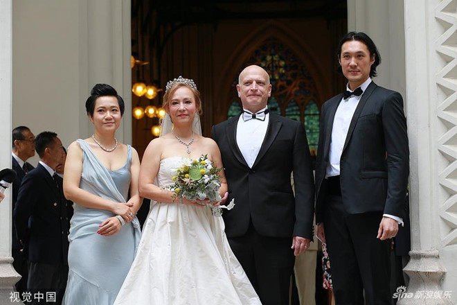 Ông Tĩnh Tinh từng thủ vai Tiểu Long Nữ trong Dương Quá và Tiểu Long Nữ (1983), đóng cặp với Trương Quốc Vinh. Sau phim này, Ông Tĩnh Tinh được chú ý nhờ Như lai thần chưởng. Bên cạnh diễn xuất, Ông Tĩnh Tinh còn có bằng luật sư. Sau khi rời showbiz, Ông Tĩnh Tinh chủ yếu hoạt động như một luật sư bảo vệ các nghệ sĩ.