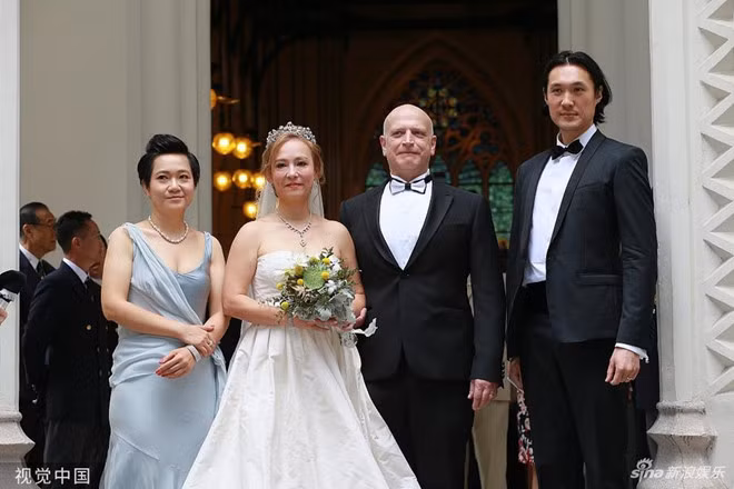 Ông Tĩnh Tinh từng thủ vai Tiểu Long Nữ trong Dương Quá và Tiểu Long Nữ (1983), đóng cặp với Trương Quốc Vinh. Sau phim này, Ông Tĩnh Tinh được chú ý nhờ Như lai thần chưởng. Bên cạnh diễn xuất, Ông Tĩnh Tinh còn có bằng luật sư. Sau khi rời showbiz, Ông Tĩnh Tinh chủ yếu hoạt động như một luật sư bảo vệ các nghệ sĩ.