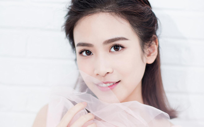 Trong Thiên long bát bộ 2019, Lưu Mỹ Đồng thể hiện vai Mộc Uyển Thanh là nữ hiệp đanh đá, võ công cao cường, con gái của Tần Hồng Miên. Cô sinh năm 1997, tốt nghiệp Học viện Hí kịch Thượng Hải, Trung Quốc hệ đào tạo diễn xuất chính quy. Nữ diễn viên trẻ chưa có nhiều thành tích ấn tượng. Tuy nhiên trong năm 2018, cô liên tiếp tham gia những bộ phim cổ trang lớn như: Đấu phá thương khung, Thiên long bát bộ, Đấu La đại lục, đều là cơ hội để Lưu Mỹ Đồng ghi dấu ấn với khán giả. Sau này, cố nhà vănKim Dungđã sửa kết cục của tiểu thuyết, để Đoàn Dự cưới Mộc Uyển Thanh và đưa cô lên làm Hoàng hậu Đại Lý. Nhan sac goi cam cua dan sao nu