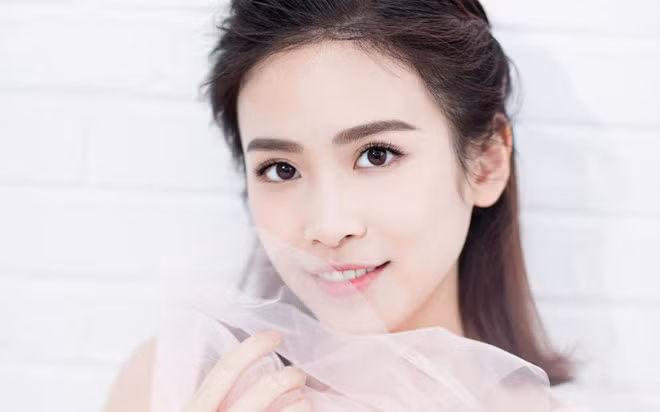 Trong Thiên long bát bộ 2019, Lưu Mỹ Đồng thể hiện vai Mộc Uyển Thanh là nữ hiệp đanh đá, võ công cao cường, con gái của Tần Hồng Miên. Cô sinh năm 1997, tốt nghiệp Học viện Hí kịch Thượng Hải, Trung Quốc hệ đào tạo diễn xuất chính quy. Nữ diễn viên trẻ chưa có nhiều thành tích ấn tượng. Tuy nhiên trong năm 2018, cô liên tiếp tham gia những bộ phim cổ trang lớn như: Đấu phá thương khung, Thiên long bát bộ, Đấu La đại lục, đều là cơ hội để Lưu Mỹ Đồng ghi dấu ấn với khán giả. Sau này, cố nhà vănKim Dungđã sửa kết cục của tiểu thuyết, để Đoàn Dự cưới Mộc Uyển Thanh và đưa cô lên làm Hoàng hậu Đại Lý. Nhan sac goi cam cua dan sao nu