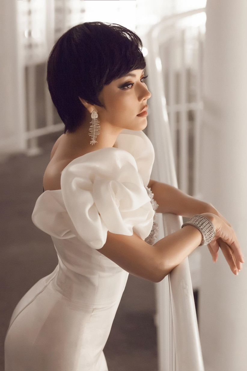 Lý Nhã Kỳ tránh mặt Ngọc Trinh sau “nhắc nhở” màn “hở bạo” ở Cannes ảnh 3 Trang phục được NTK Đỗ Long thiết kế riêng cho Lý Nhã Kỳ từ 4 tháng trước