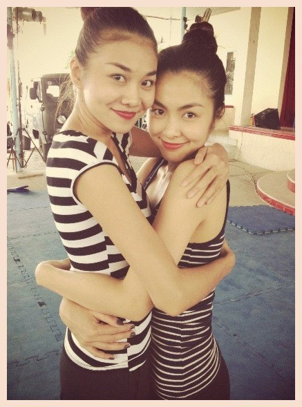 10 cặp nghệ sĩ Vbiz không "bà con họ hàng" nhưng lại giống nhau đến khó tin ảnh 14 Trong cùng một tấm ảnh, sẽ dễ dàng liên tưởng tới người cùng một nhà vì phần lông mày, mũi và khuôn miệng gần như một khuôn đúc ra.