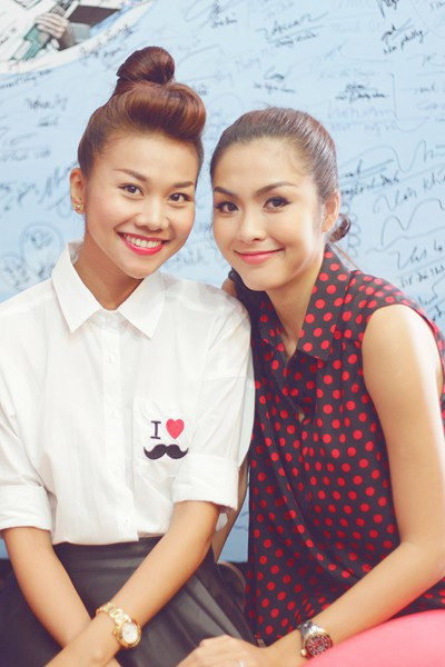 10 cặp nghệ sĩ Vbiz không "bà con họ hàng" nhưng lại giống nhau đến khó tin ảnh 15 Cả hai còn vô cùng thân thiết, đồng hành trong nhiều sự kiện.