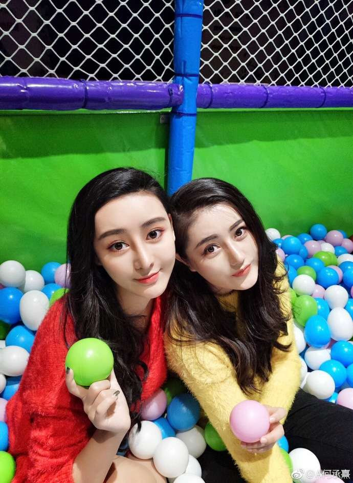 9 cô bạn thân khoe ảnh chụp cùng xinh như mộng, dân mạng nhìn kỹ chỉ thấy giống như 1 giọt nước - Ảnh 5. 9 cô bạn thân khoe ảnh chụp cùng xinh như mộng, dân mạng nhìn kỹ chỉ thấy giống như 1 giọt nước - Ảnh 5.