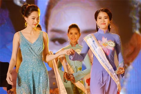 Dễ nhận ra sự giống nhau của cả hai người đẹp trong cùng một khuôn hình.