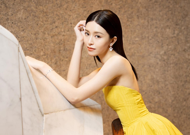 Thiên long bát bộ 2019 do đạo diễn Vu Quang Vinh cầm trịch. Phim hé lộ tạo hình nhân vật màu mè, sến súa, che hết nhan sắc của dàn diễn viên. Trong khi đó, từ "Thần tiên tỷ tỷ" Văn Vịnh San đến "Khang Mẫn" Chu Châu hay "Đao Bạch Phượng" Từ Đông Đông đều có thân hình gợi cảm, phong cách bốc lửa. Nhan sac goi cam cua dan sao nu