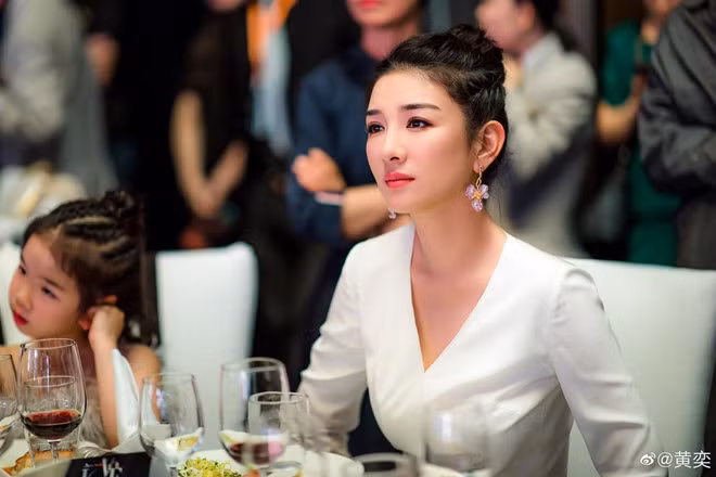 Huỳnh Dịch sinh năm 1979 sẽ vào vai Tần Hồng Miên. Tần Hồng Miên là một trong những giai nhân của Đoàn Chính Thuần, mẹ ruột của Mộc Uyển Thanh. Nữ diễn viên Huỳnh Dịch từng được khán giả Việt Nam biết đến qua bộ phim: Lên nhầm kiệu hoa được chồng như ý, Hoàn Châu cách cách 3... Nhan sac goi cam cua dan sao nu