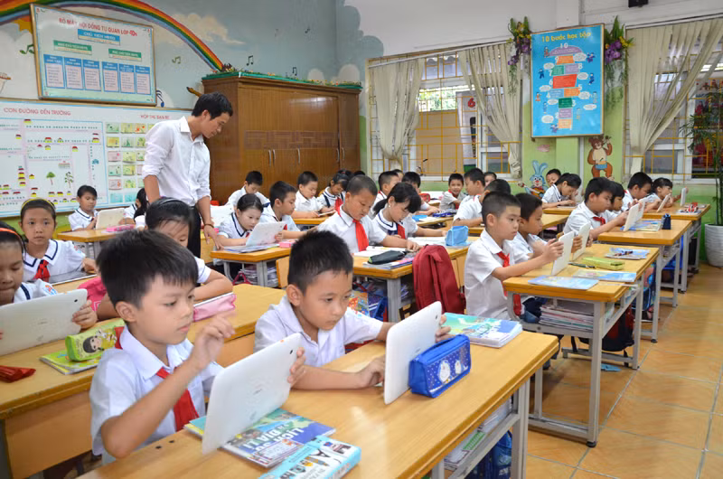 Trong giờ học tại Trường TH Vĩnh Khê (Đông Triều, Quảng Ninh)