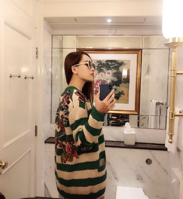 Và là người Việt duy nhất bỏ ra 11 nghìn USD (khoảng 240 triệu đồng) chỉ để mua một chiếc áo khoác cardigan để đi dạo.