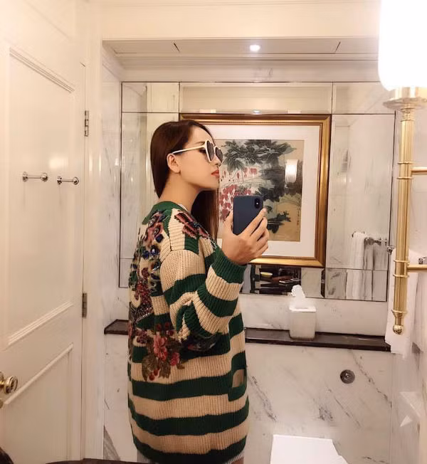 Và là người Việt duy nhất bỏ ra 11 nghìn USD (khoảng 240 triệu đồng) chỉ để mua một chiếc áo khoác cardigan để đi dạo.