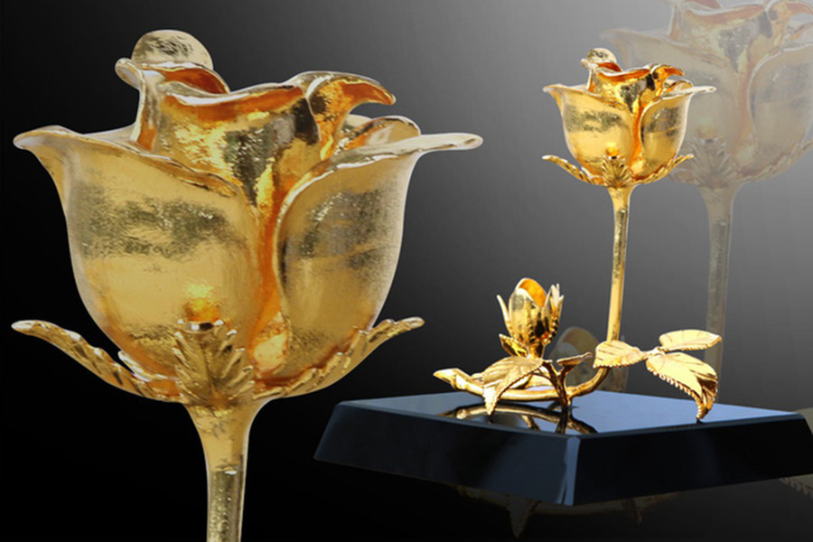 Hoa hồng “3 trong 1” được mạ vàng 24k đang là sản phẩm được “đấng mày râu” quan tâm