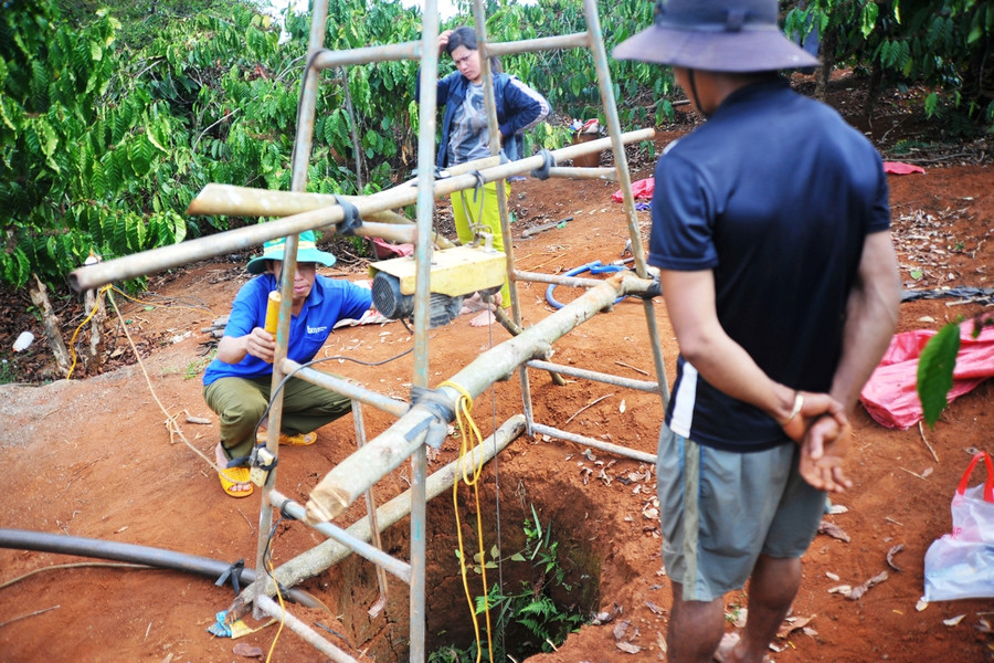 Người dân tức tốc khoan giếng để cứu cây trồng.