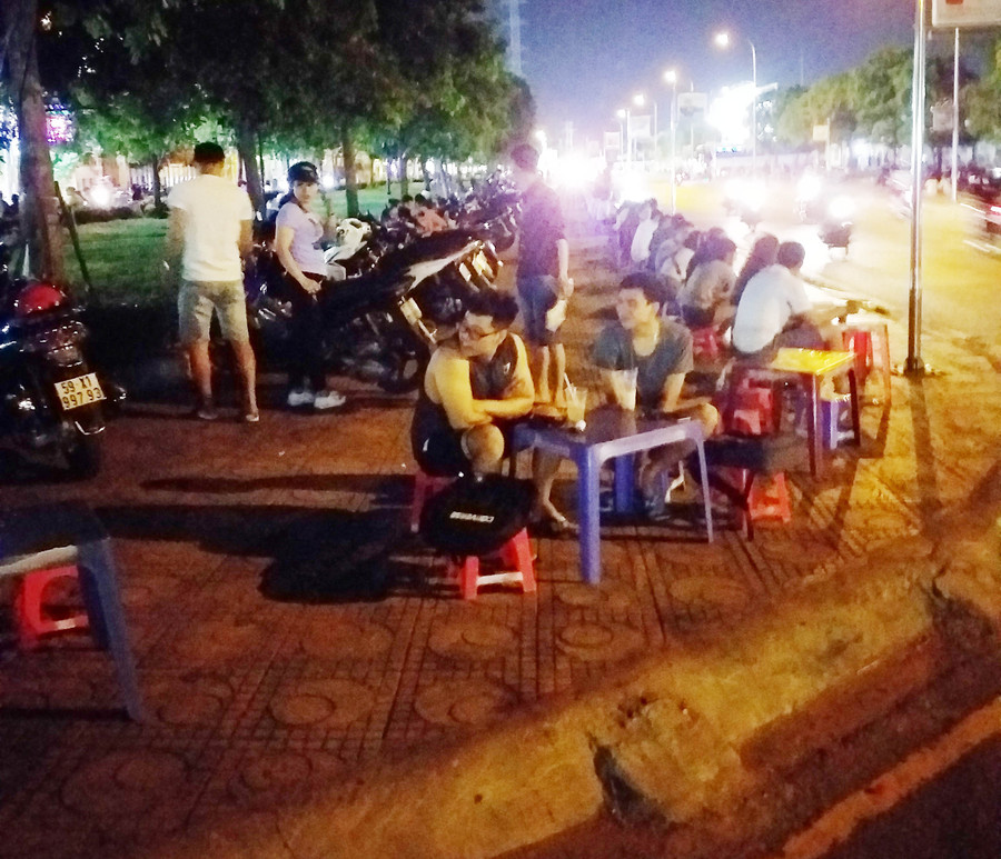 Hàng trăm mét vỉa hè bên công viên gần như mất hết vào tay hàng rong Hàng trăm mét vỉa hè bên công viên gần như mất hết vào tay hàng rong