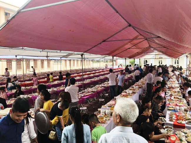 Choáng với bữa tiệc quê hơn 300 mâm cỗ đề huề 20 món, thú vị nhất là đồ uống tráng miệng - Ảnh 1. Choáng với bữa tiệc quê hơn 300 mâm cỗ đề huề 20 món, thú vị nhất là đồ uống tráng miệng - Ảnh 1.