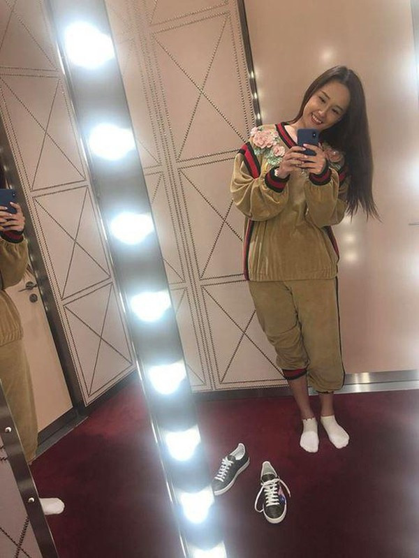 Có lần, cô nàng còn bỏ hơn 170 triệu đồng để mua bộ đồ mặc nhà của Gucci với lí do, anh bán đồ… quá đẹp trai.