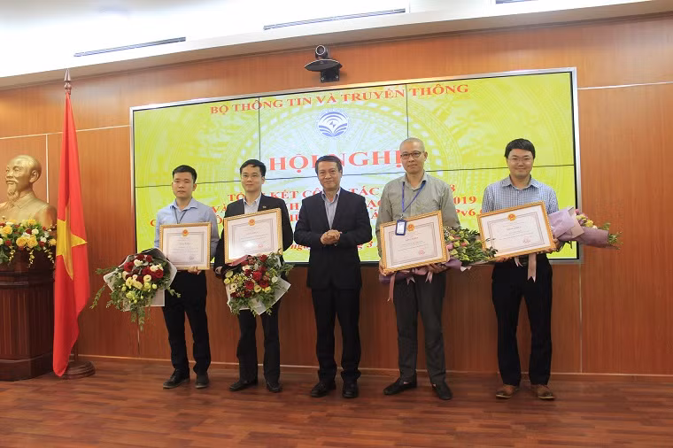 Thứ trưởng Bộ TT&TT Phạm Hồng Hải trao Bằng khen cho các đơn vị, cá nhân có thành tích xuất sắc trong công tác triển khai IPv6