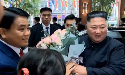 Chủ tịch Hà Nội tặng hòa chào đón ông Kim tại khách sạn Melia