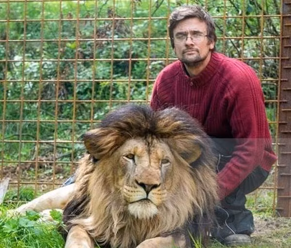 Người đàn ông bị sư tử nuôi 2 năm vồ chết ngay trong lồng