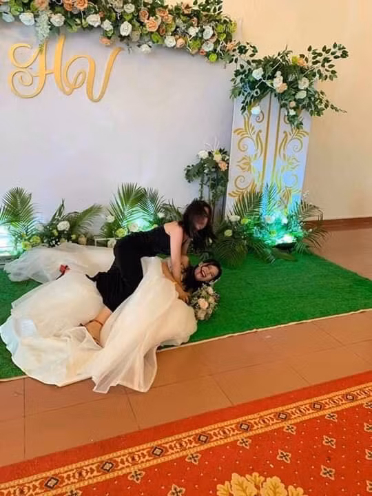 …Rồi vô tình xô ngã luôn cả bạn. Ảnh: KSC