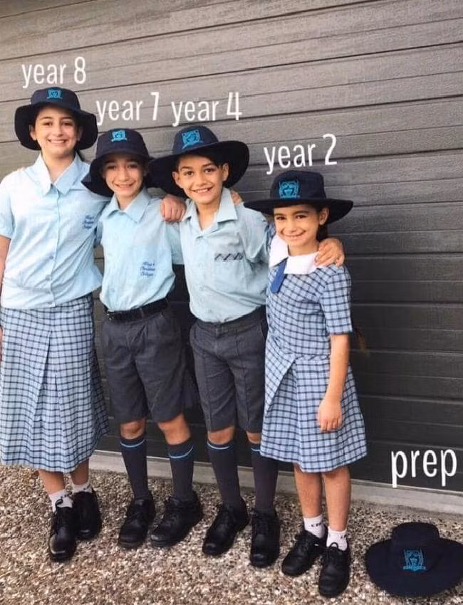 Mẹ chia sẻ ảnh nhập học của các con nhưng chiếc nón nằm dưới đất mới gây xúc động mạnh - Ảnh 3. Mẹ chia sẻ ảnh nhập học của các con nhưng chiếc nón nằm dưới đất mới gây xúc động mạnh - Ảnh 3.