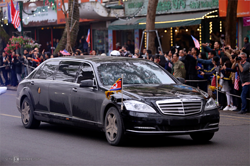 Xe chở Chủ tịch Kim Jong-un tiến vào khách sạn. Ảnh:Phạm Dự. Xe chở Chủ tịch Kim Jong-un tiến vào khách sạn. Ảnh:Phạm Dự.