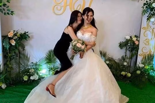 Cô gái cười như được mùa, xô ngã cả cô dâu trong đám cưới vì lý do ai cũng ngã ngửa