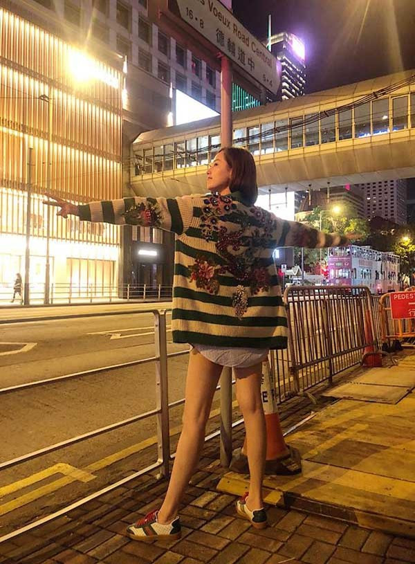 “Tôi nghĩ không ai hâm đi mua mớ len con công về đắp như tôi cả. Bên ngoài chiếc áo này được thiết kế rất tinh xảo và sắc nét” - người đẹp hóm hỉnh.