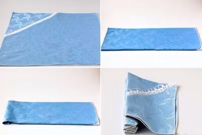 Gấp đôi chiếc khăn theo đường thẳng song song với 2 cạnh hình vuông. Tiếp theo, thực hiện các nếp gấp xếp li rộng 1,5cm song song với cạnh chiều rộng. Bạn xếp li dọc theo 2/3 chiều dài của chiếc khăn đã gấp, miết nếp khăn, 1/3 chiếc khăn còn lại không gấp.Chú ý: nếp gấp cuối cùng cho phần khăn thừa còn lại nằm bên trên, nếp gấp nằm bên dưới.