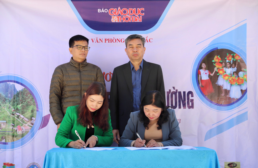 Nhà tài trợ và Trường Tiểu học Thượng Nung ký biên bản xác nhận tài trợ.