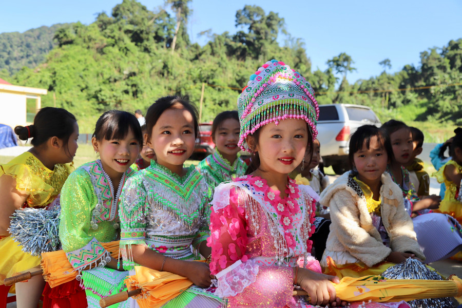 Niềm vui đến với các em học sinh điểm trường Lũng Hoài.