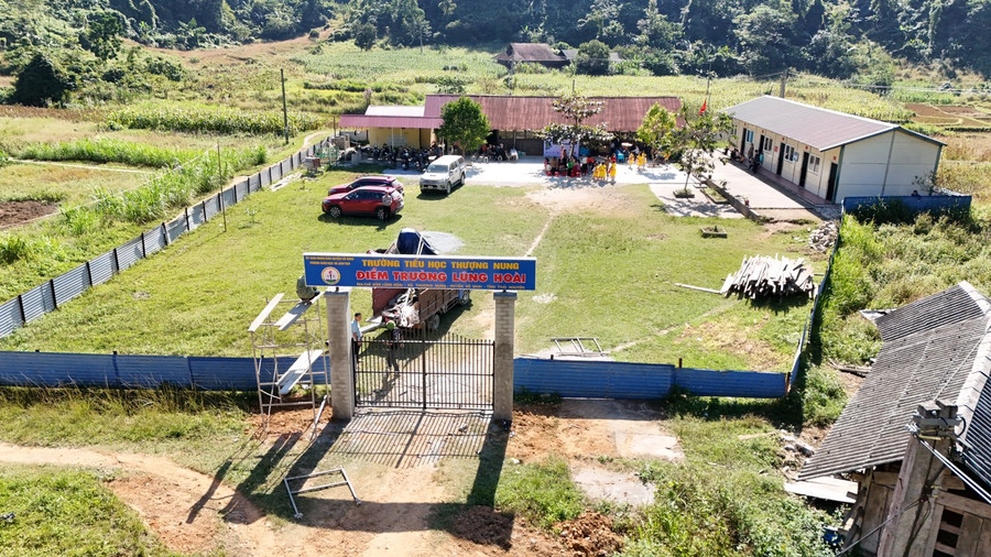 Điểm trường Lũng Hoài thuộc trường Tiểu học Thượng Nung (xã Thượng Nung, huyện Võ Nhai, tỉnh Thái Nguyên) nằm trên ngọn núi cao hẻo lánh, nơi có điều kiện kinh tế đặc biệt khó khăn.