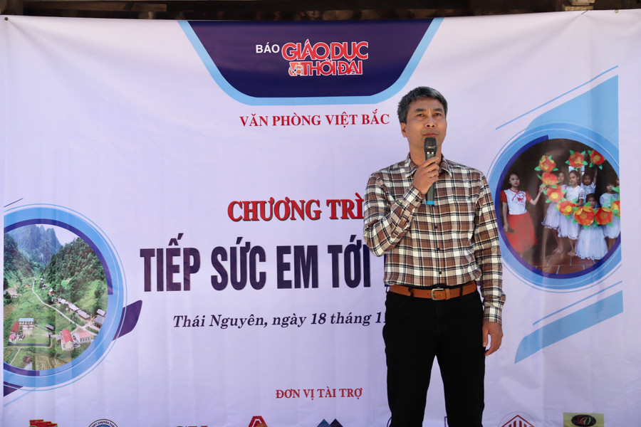 Nhà báo Ngô Sỹ Nha, Phó trưởng Văn phòng Đại diện Báo Giáo dục và Thời đại khu vực Việt Bắc phát biểu tại chương trình