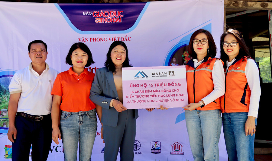 Đại diện các nhà tài trợ trao quà cho cho thầy cô và các em học sinh.