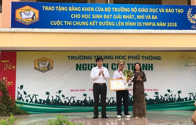 Ông Bùi Văn Linh thay mặt Bộ trưởng Bộ GD&ĐT tặng bằng khen cho em Chu Quang Trường