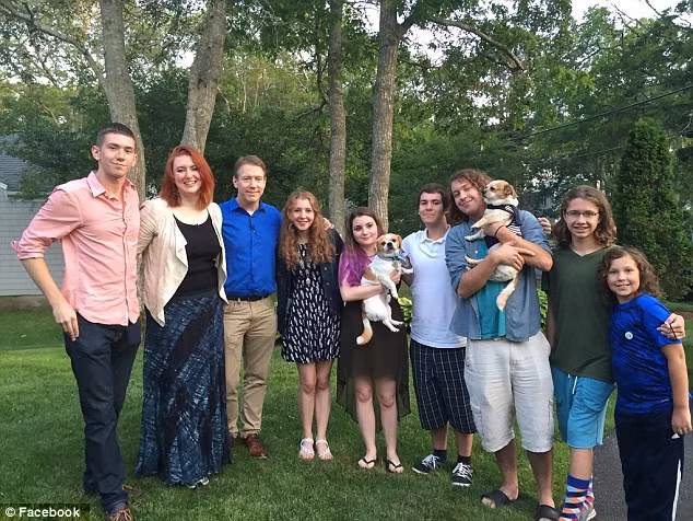 Hiến tặng tinh trùng khi còn trẻ, 30 năm sau gặp lại các con người đàn ông không tin vào mắt mình vì ngoại hình của chúng